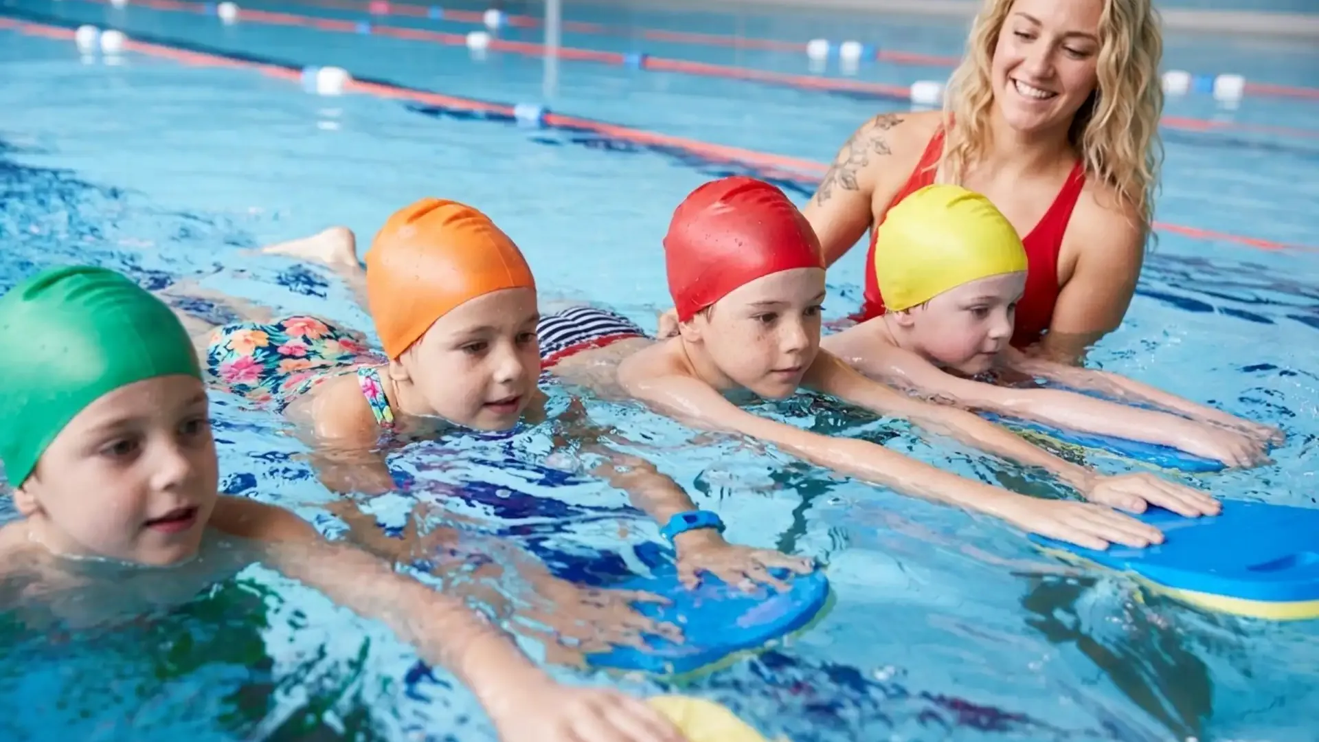 Kinder beim Schwimmkurs im Wasser
