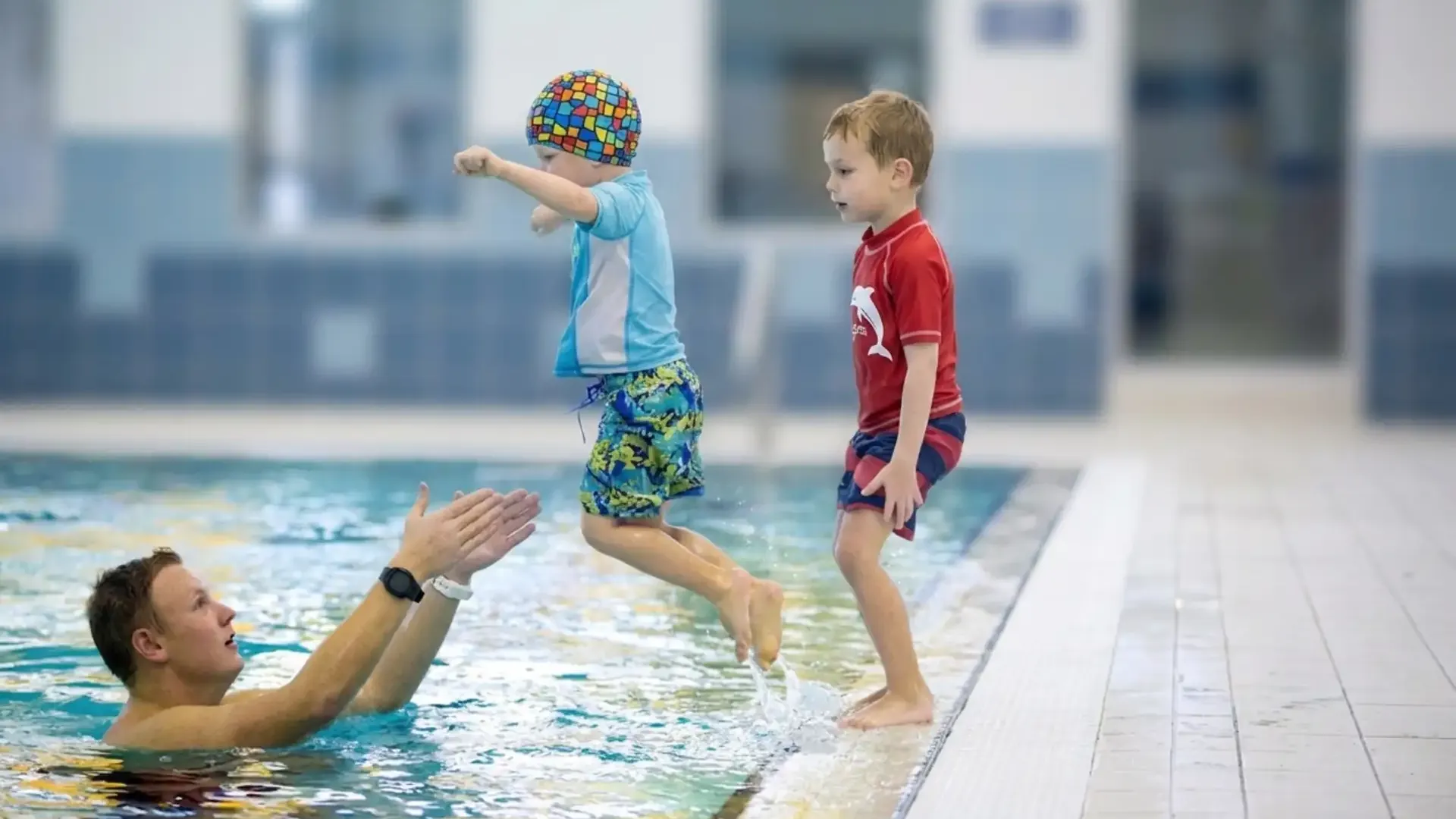 Kinder beim Schwimmkurs im Wasser