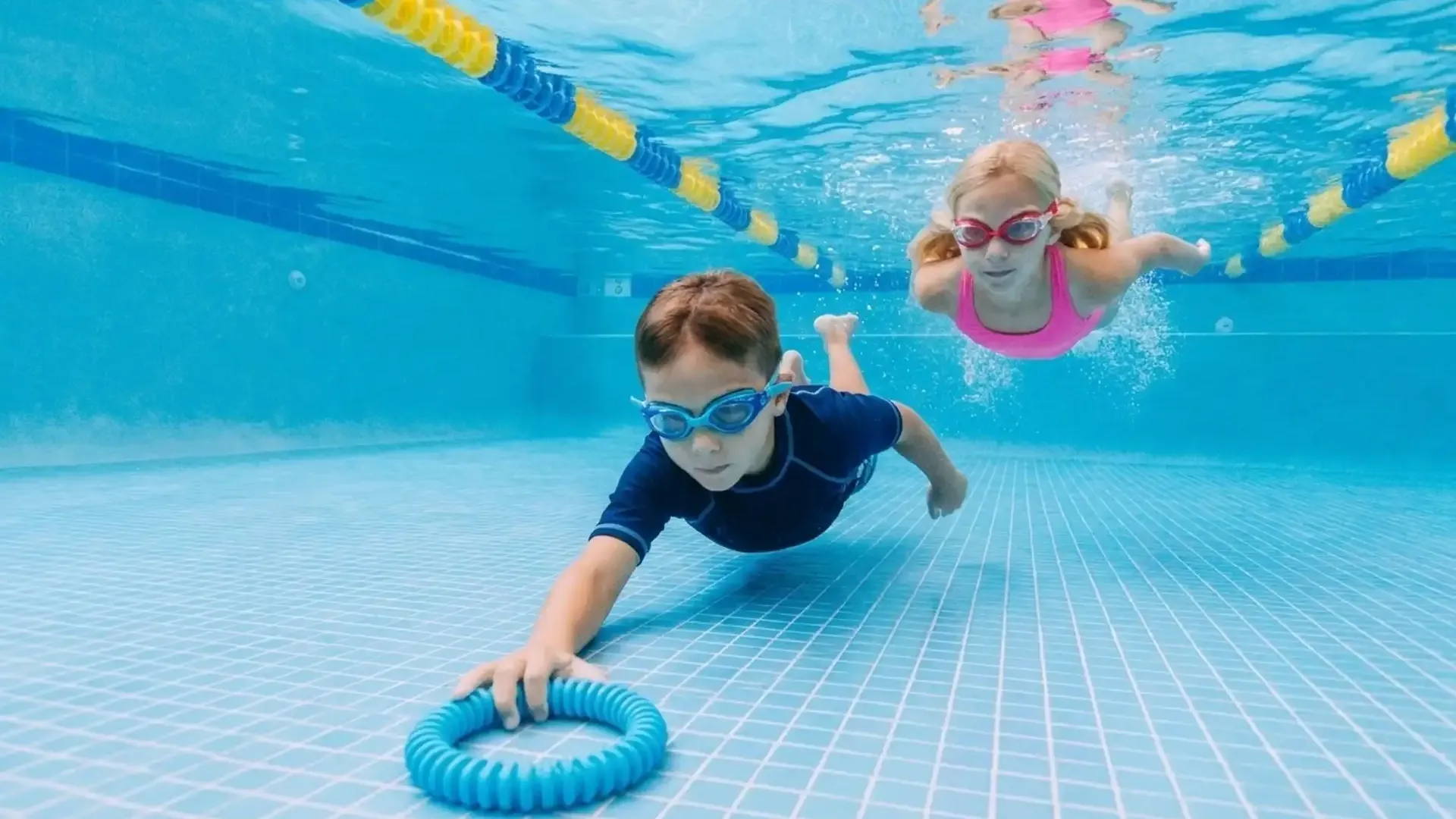 Kinder beim Schwimmkurs im Wasser