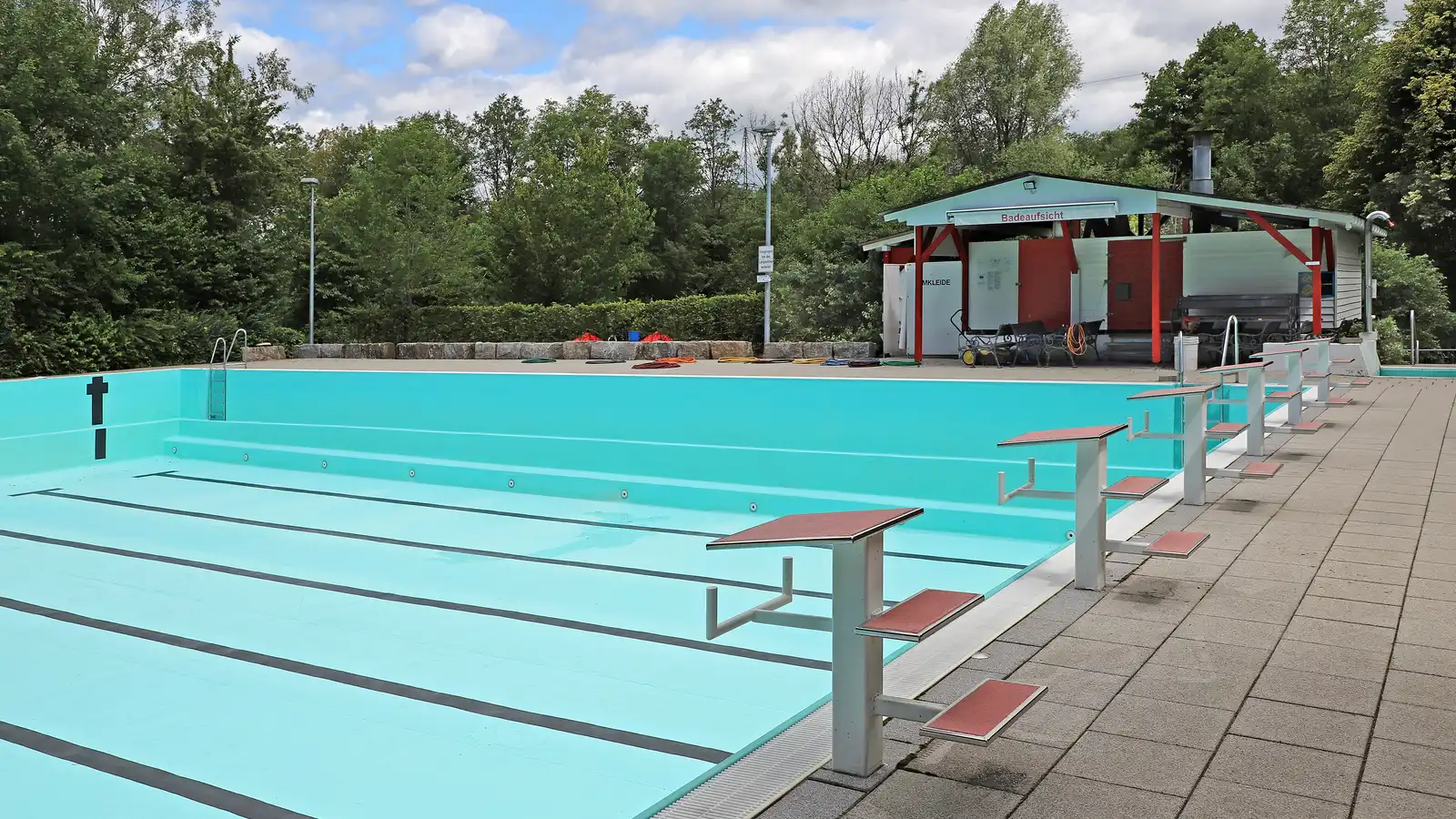 Freibad in Münster mit Sportbecken und Startblöcken