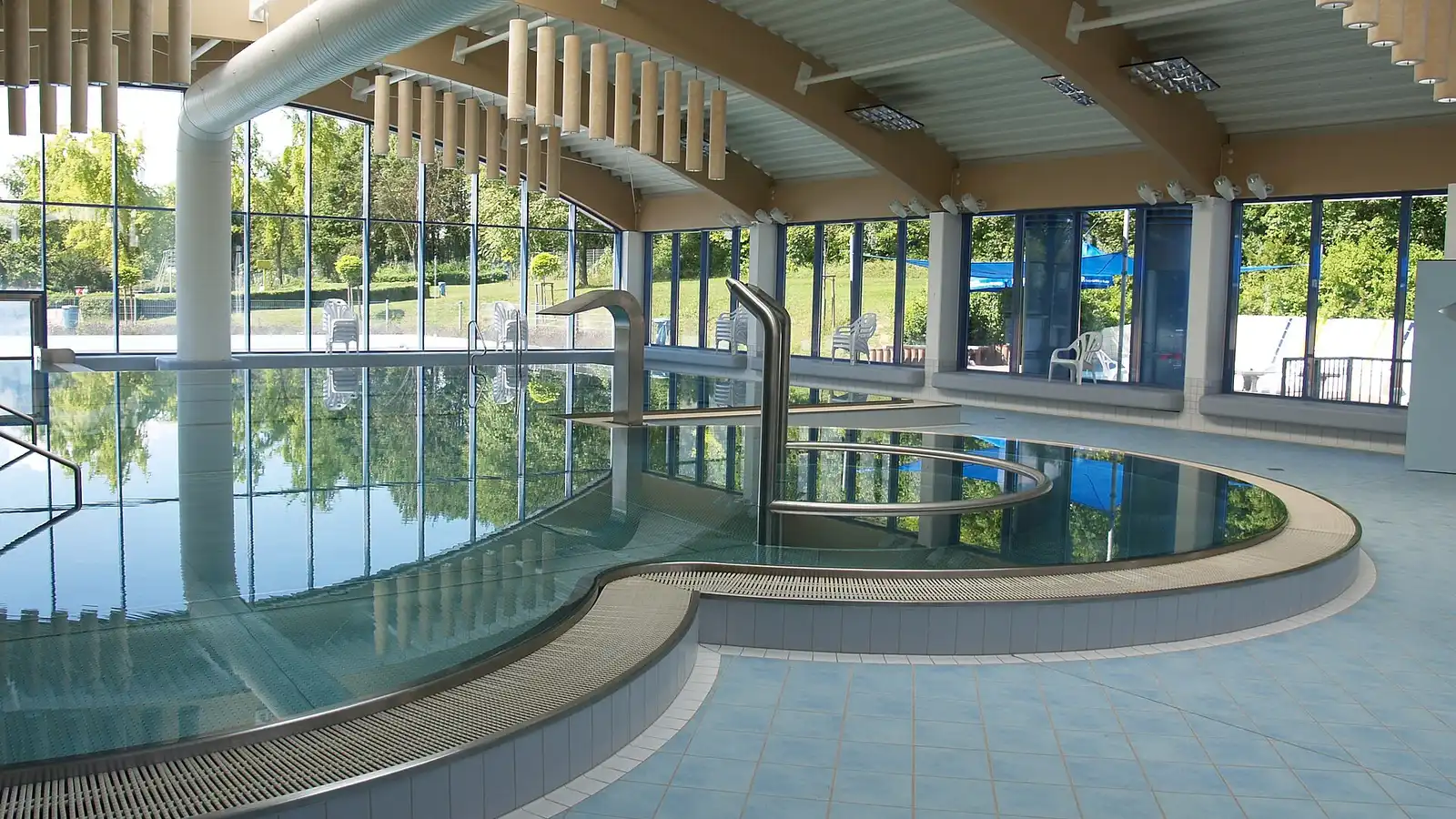 Hallenbad in Münster mit Familienbecken und Glasfront