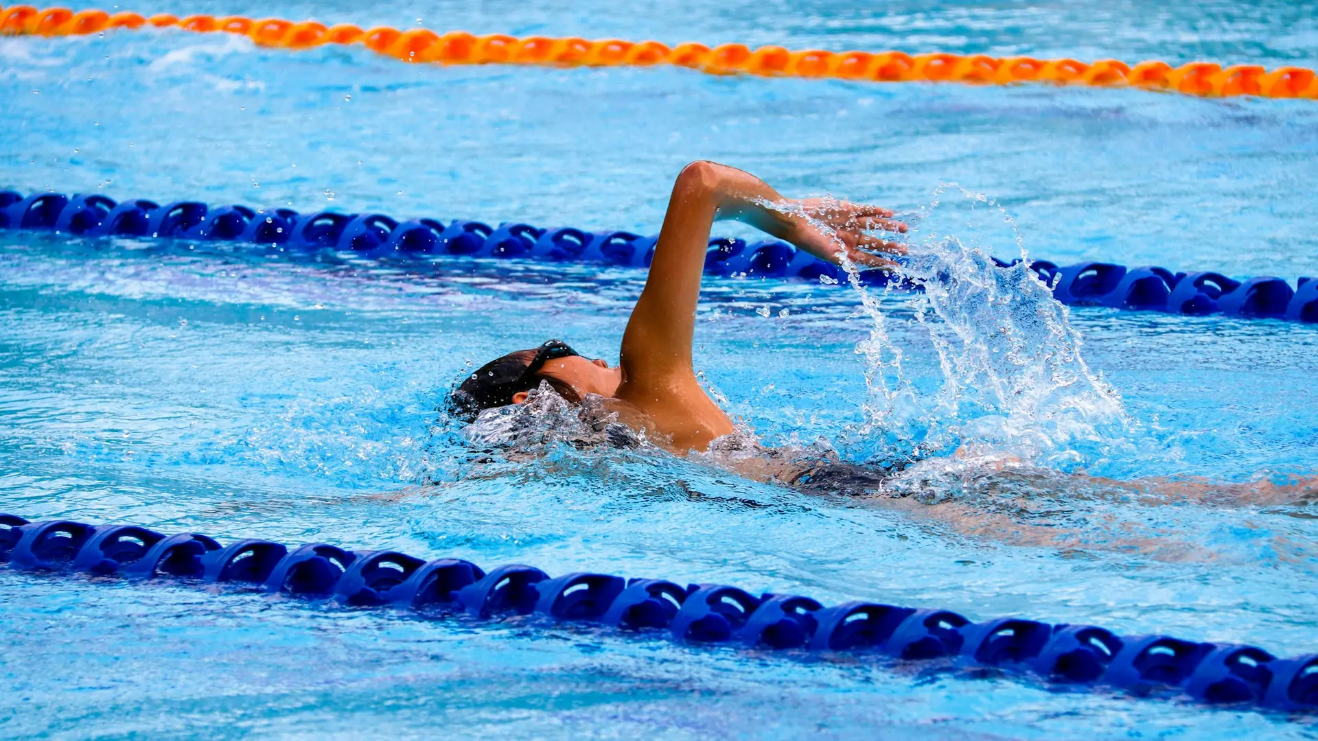 Schwimmtrainerinnen und Schwimmtrainer am Beckenrand